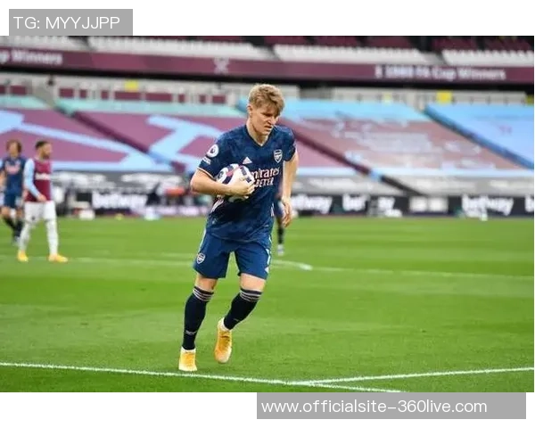 厄德高在球场上的表现与未来发展潜力的深度分析与展望 厄德高在球场上的表现与未来发展潜力的深度分析与展望